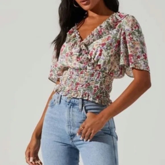 ASTR The Label Fluter Sleeve Ivory Coral Multi Floral Smocked Top Women Size L - Picture 2 of 16